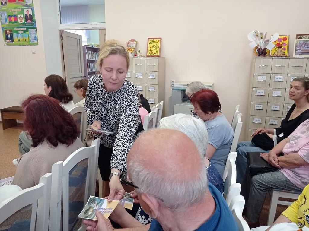 Библиотекарь раздаёт памятки
