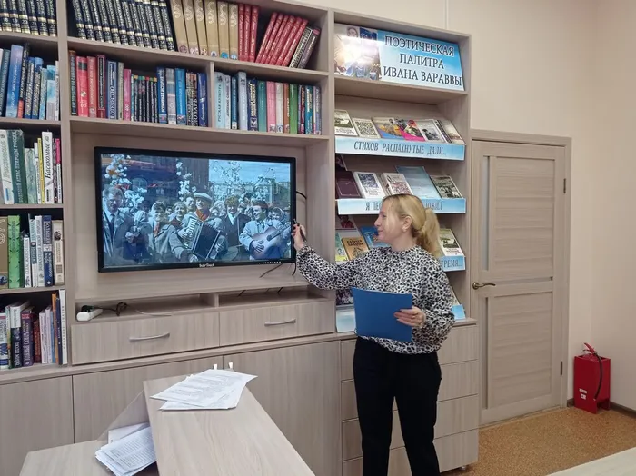 Ведущий проводит викторину