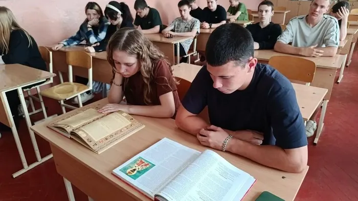 Студенты знакомятся с книгами