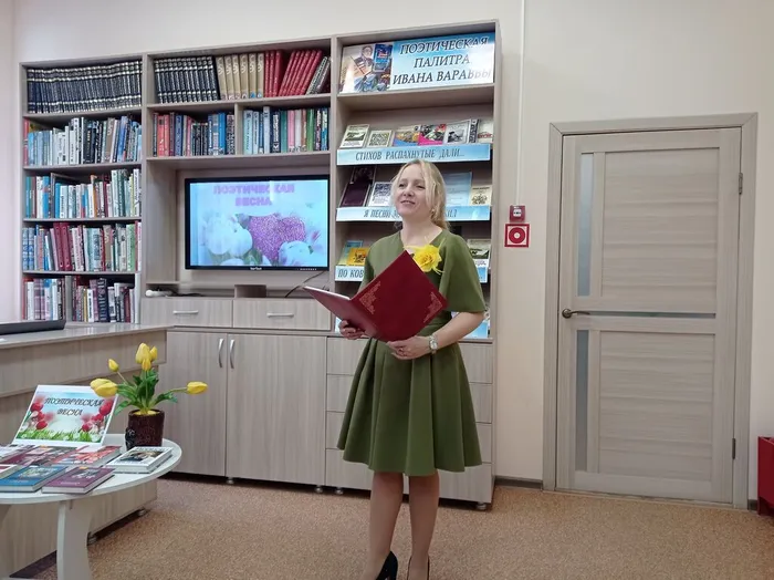 Руководитель клуба проводит мероприятие