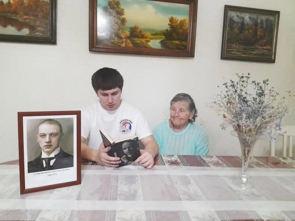 Волонтёр читает книгу