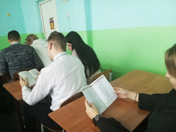 Учащиеся знакомятся с книгами Вараввы