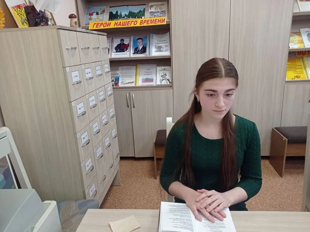 Читательница читает стихотворение Вараввы