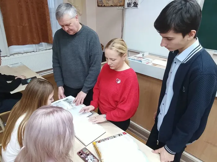 школьники знакомятся с книгами