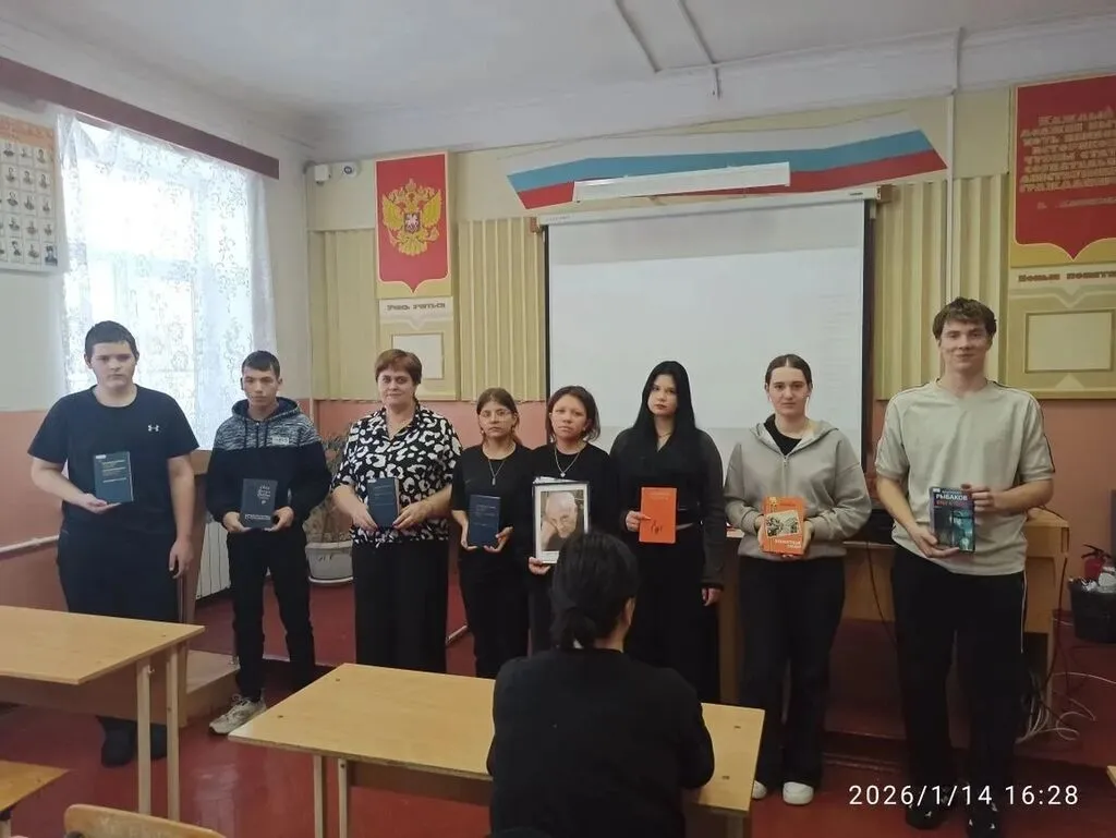 Участники клуба "Молодёжь и время"