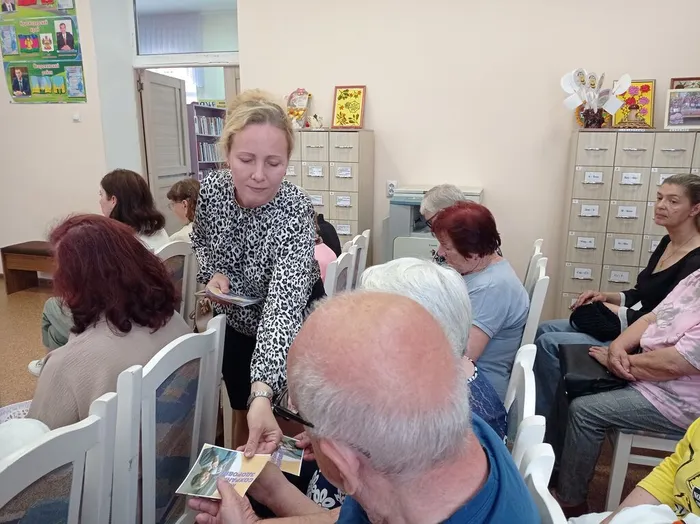 Библиотекарь раздаёт памятки